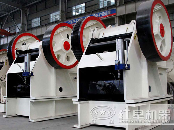 大型石頭顎破碎機市價多錢？（內(nèi)附高清顎破作業(yè)視頻）