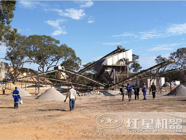 生產多規(guī)格成品的環(huán)保移動破碎機現(xiàn)場
