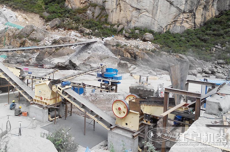 顎式破碎機(jī)、反擊破碎機(jī)、制沙機(jī)三機(jī)制沙現(xiàn)場
