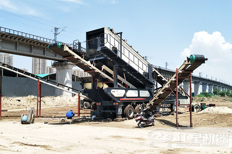 顎破移動碎石機作業(yè)現場